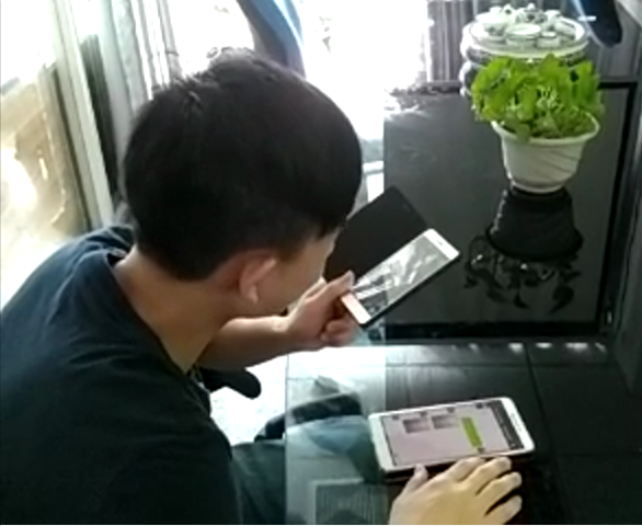 科頤辦公工程師在用視頻教客戶處理問題,客戶在師傅的指導下自己動手查檢配件 科頤辦公工程師在用視頻教客戶處理問題,客戶在師傅的指導下自己動手查檢配件