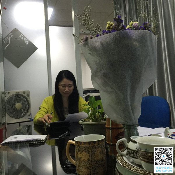 科頤辦公大領導正在統計分數