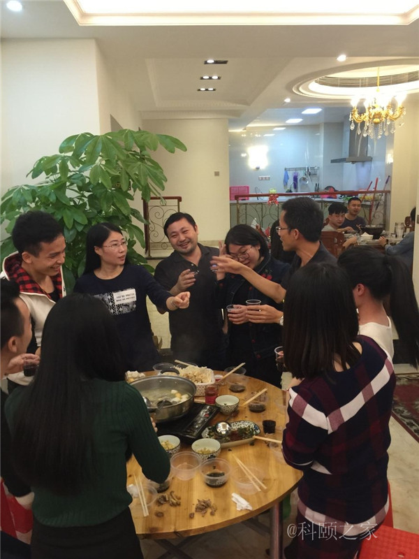 科頤兩位老板過來敬酒,大家苦樂融融-科頤辦公 科頤兩位老板過來敬酒,大家苦樂融融-科頤辦公