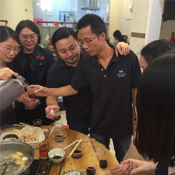 科頤兩位老板過來敬酒,大家苦樂融融-科頤辦公 科頤兩位老板過來敬酒,大家苦樂融融-科頤辦公