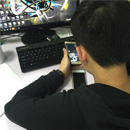 蔡師傅在視頻教盧先生檢查柯尼卡美能達復印機bizhub283鼓齒輪-科頤辦公