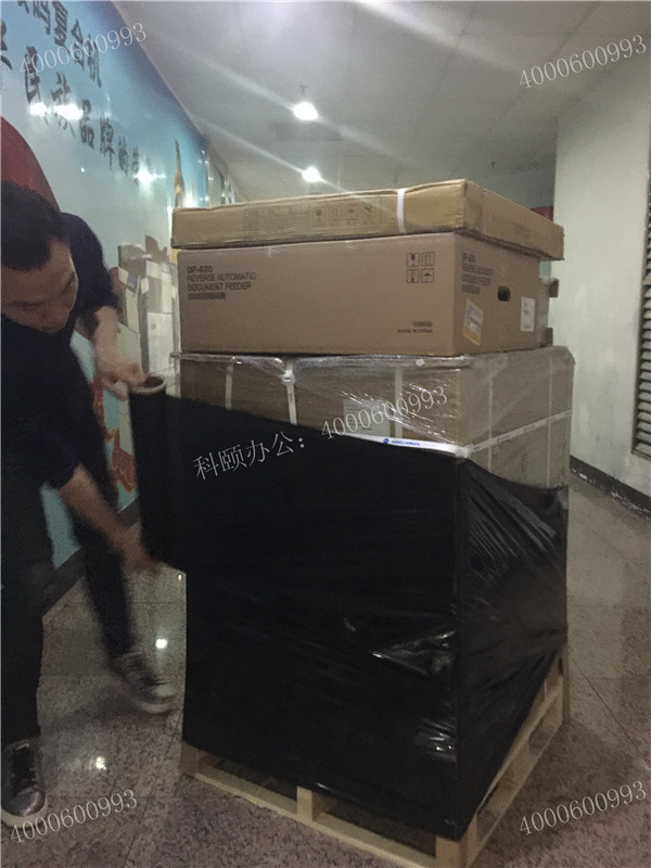 轉角遇到帥哥在打包柯尼卡美能達C226復印機-科頤辦公