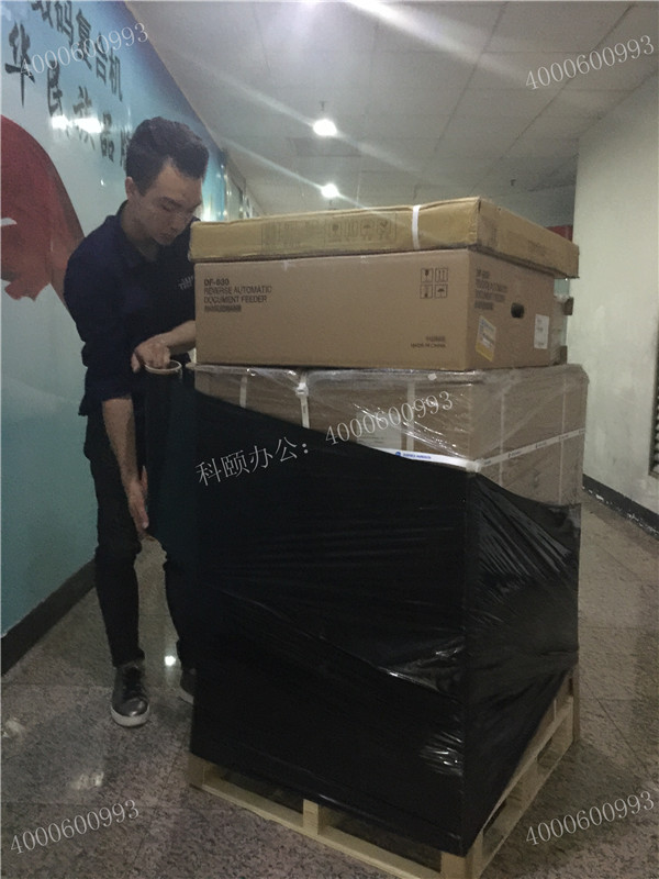 轉角遇到帥哥在打包柯尼卡美能達C226復印機-科頤辦公