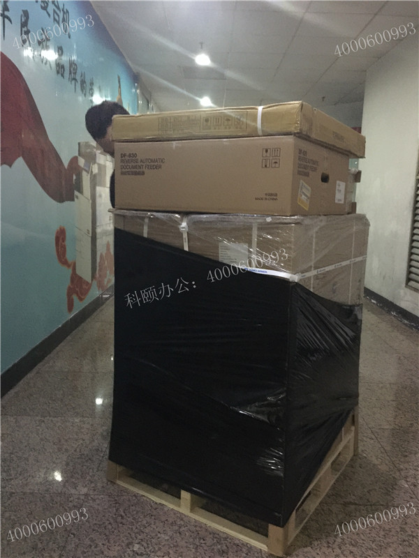 轉角遇到帥哥在打包柯尼卡美能達C226復印機-科頤辦公