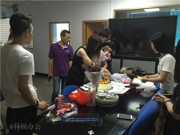 柯尼卡美能達復印機代理商--科頤之家家人一起分享美味的蛋糕