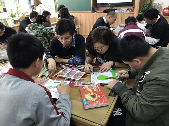 柯尼卡美能達(dá)志愿者和小朋友一起做手工