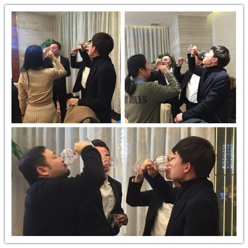 科頤三大帥哥在跟我們的領(lǐng)導(dǎo)喝呢，干了！