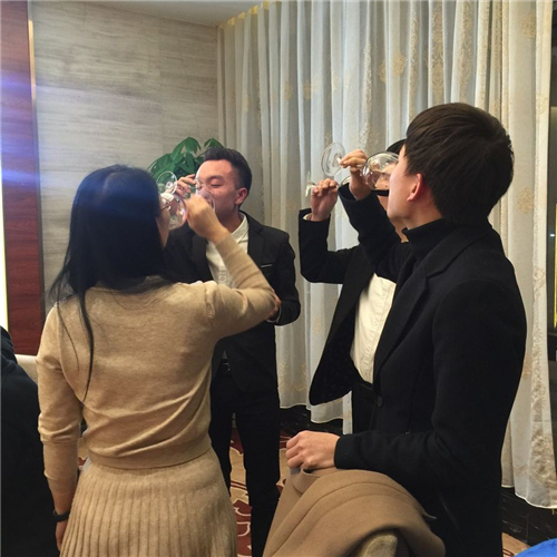 科頤2017年年會團(tuán)圓飯，把酒飲歡