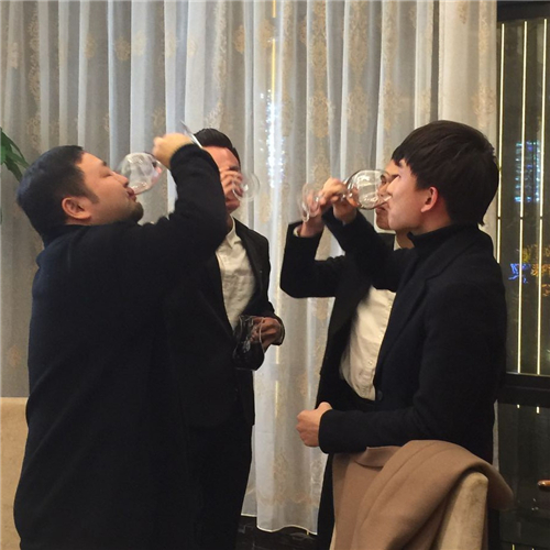 科頤2017年年會團(tuán)圓飯，把酒飲歡