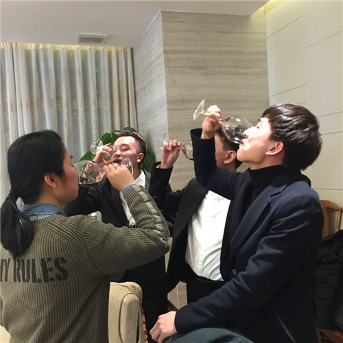 科頤2017年年會團(tuán)圓飯，把酒飲歡